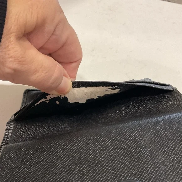 Louis Vuitton EPI Kisslock Wallet Black - Picture 10 of 16